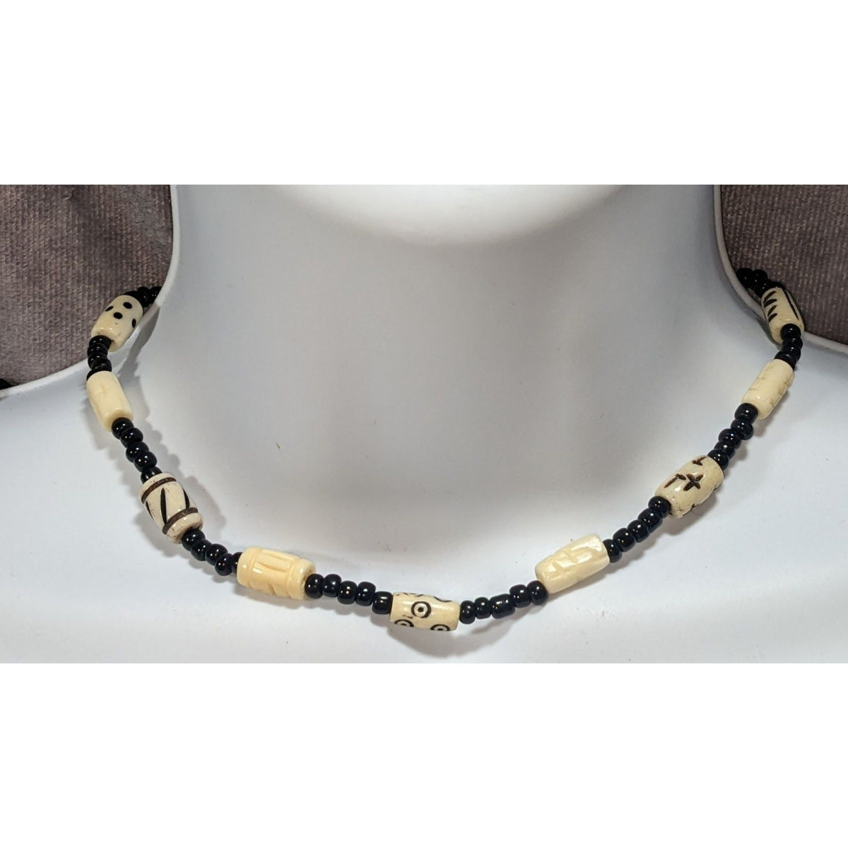 Vintage Boho Tribal Black Cream Carved Bead Choker Necklace 14 Inch