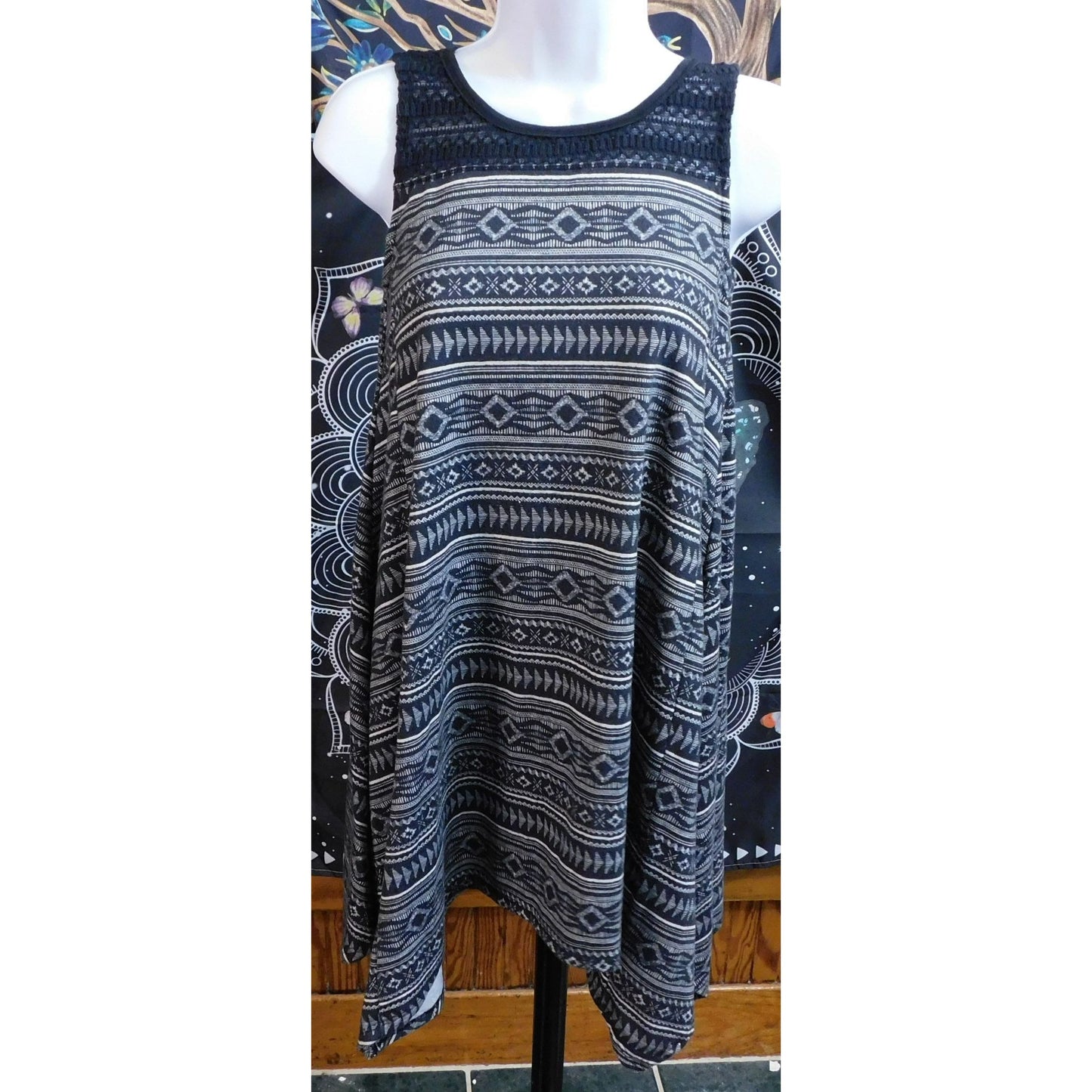 Mudd Sleeveless Handkerchief Hem Dress Southwestern Print White And Navy