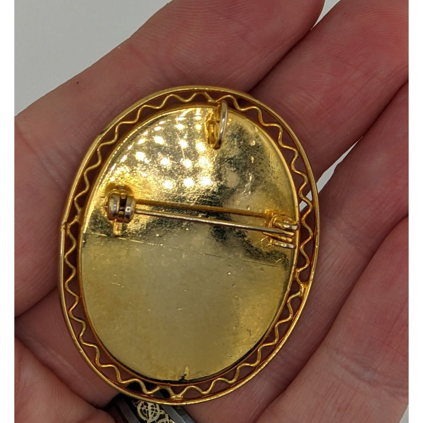Vintage Oval Mottled Yellow Stone Brooch/Pendant With Filigree Bezel