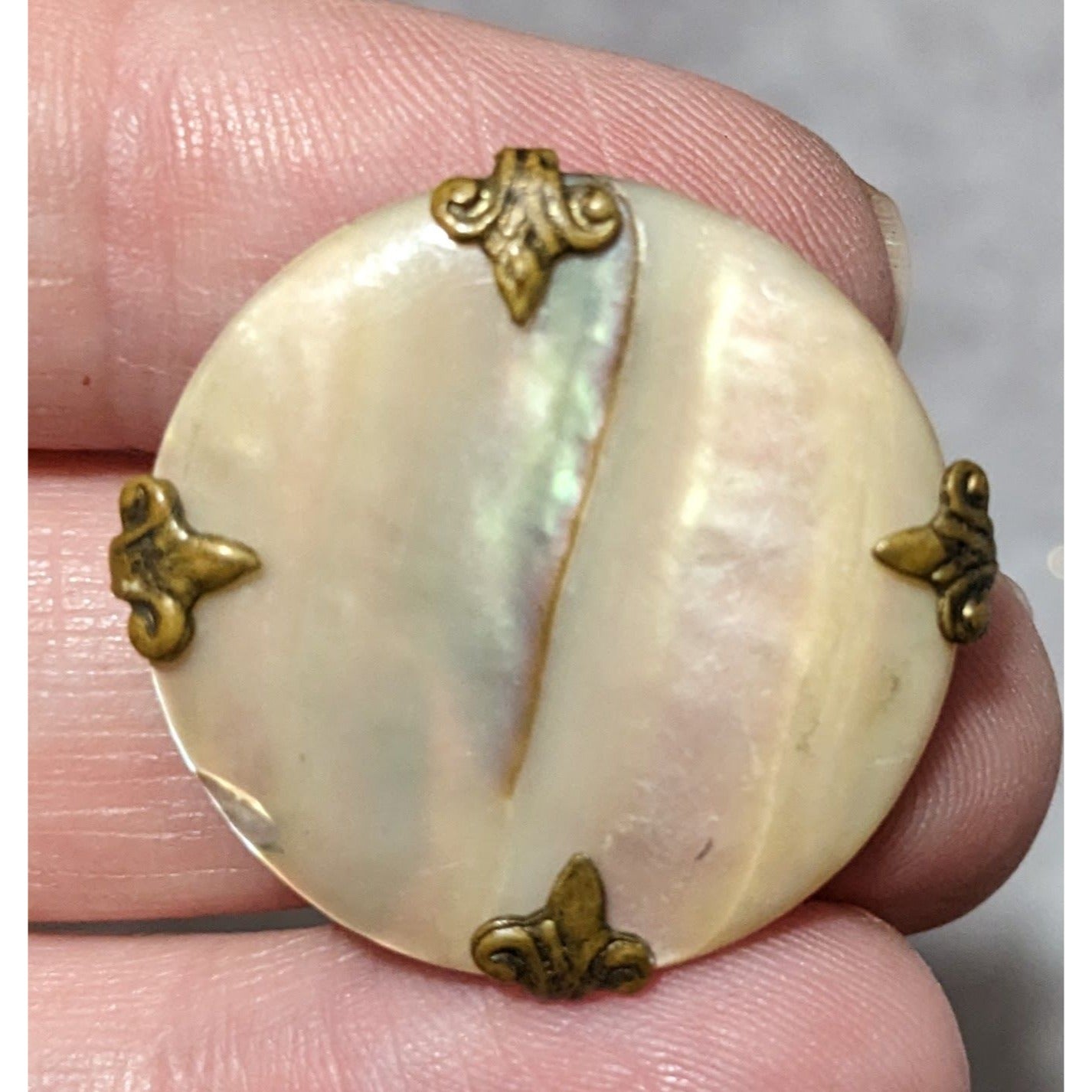 Vintage 60s Mother Of Pearl Gold Tone Round BRooch