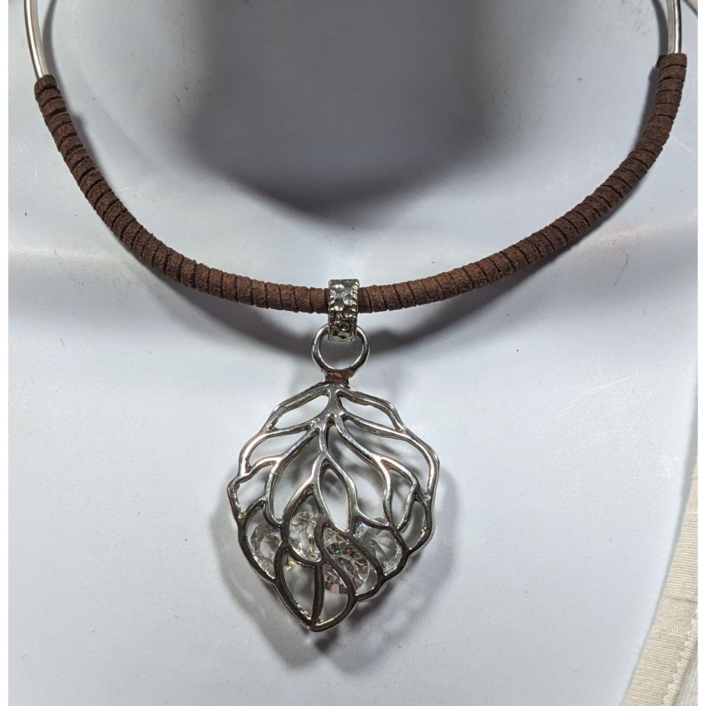 C1946 Caged Crystal Pendant Collar Necklace With Silver Tone Leaf Cage