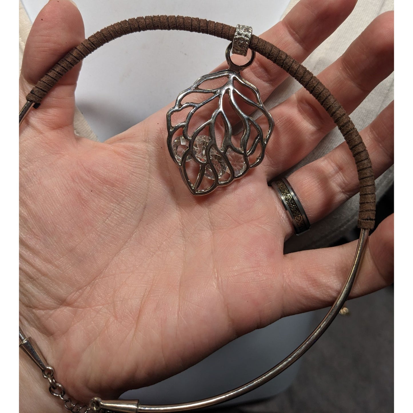 C1946 Caged Crystal Pendant Collar Necklace With Silver Tone Leaf Cage