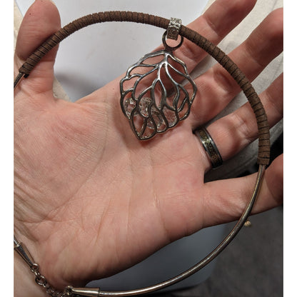 C1946 Caged Crystal Pendant Collar Necklace With Silver Tone Leaf Cage