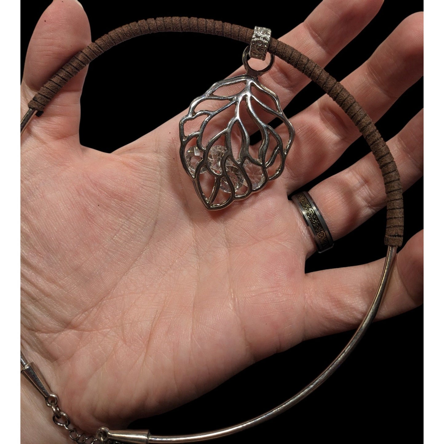C1946 Caged Crystal Pendant Collar Necklace With Silver Tone Leaf Cage