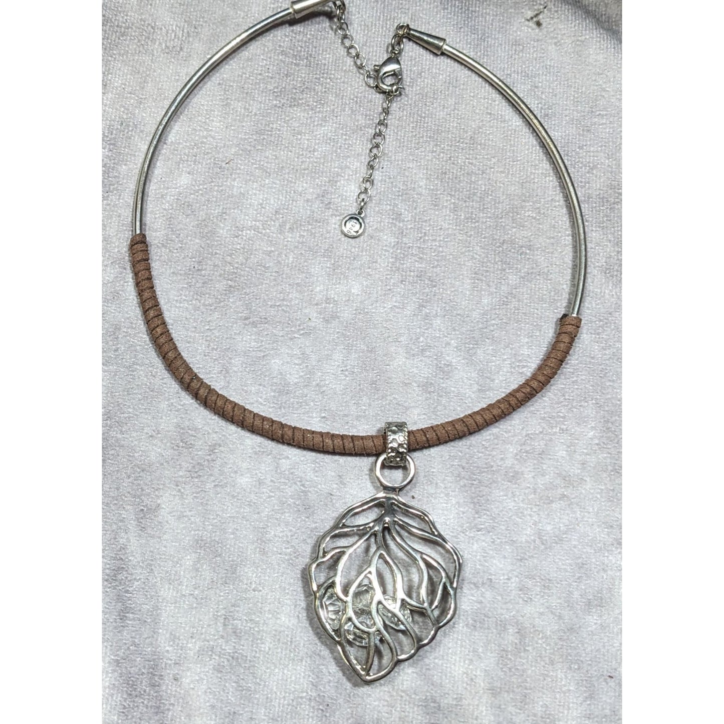 C1946 Caged Crystal Pendant Collar Necklace With Silver Tone Leaf Cage