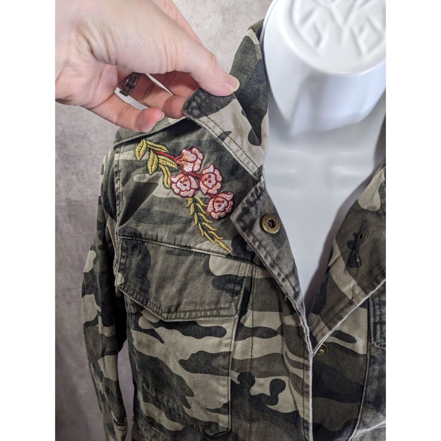 Vintage Atmosphere Camo Jacket With Floral Embroidery Button Front Military Style