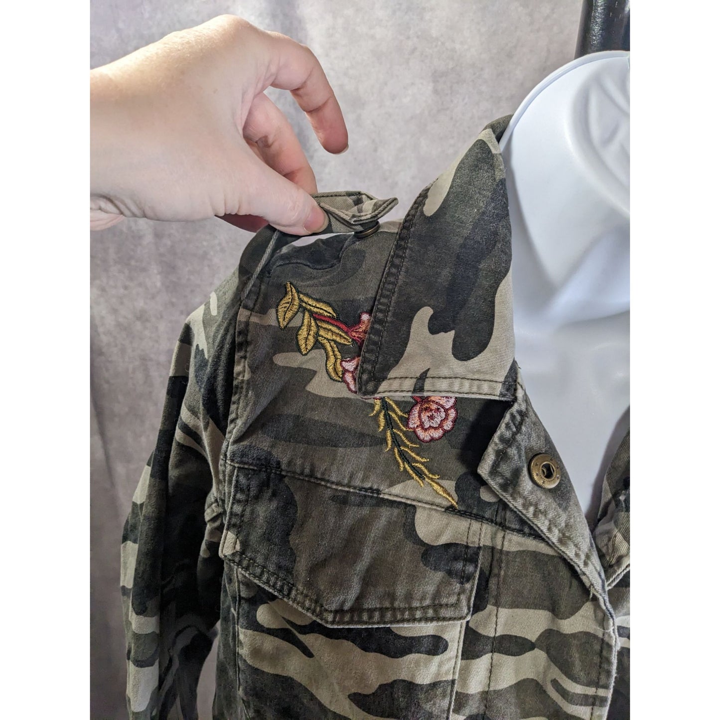Vintage Atmosphere Camo Jacket With Floral Embroidery Button Front Military Style