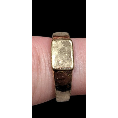 Unique Gold Tone Flat Rectangle Topped Ring Size 6