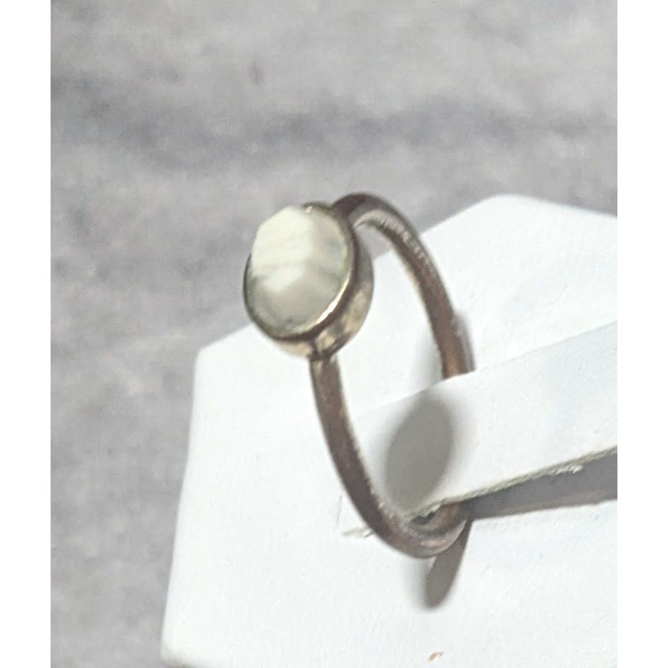 Minimalist Gold And White Faceted Stone Fashion Ring Size 7