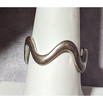 Retro 90s Silver Tone Wiggle Fashion Ring Size 8 1/2