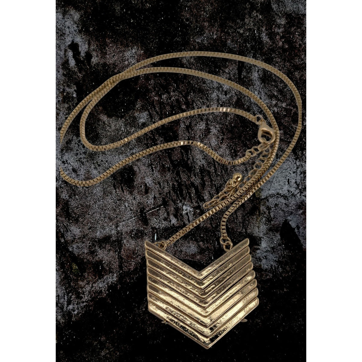 Glam Geometric Metal Gold Chevron Pendant Necklace 27 Inch Like New