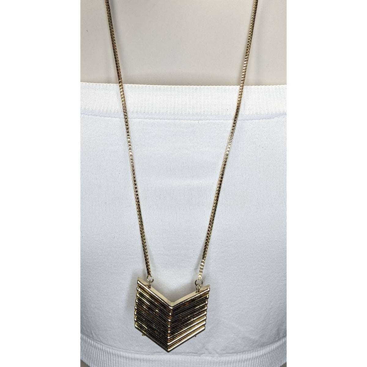 Glam Geometric Metal Gold Chevron Pendant Necklace 27 Inch Like New