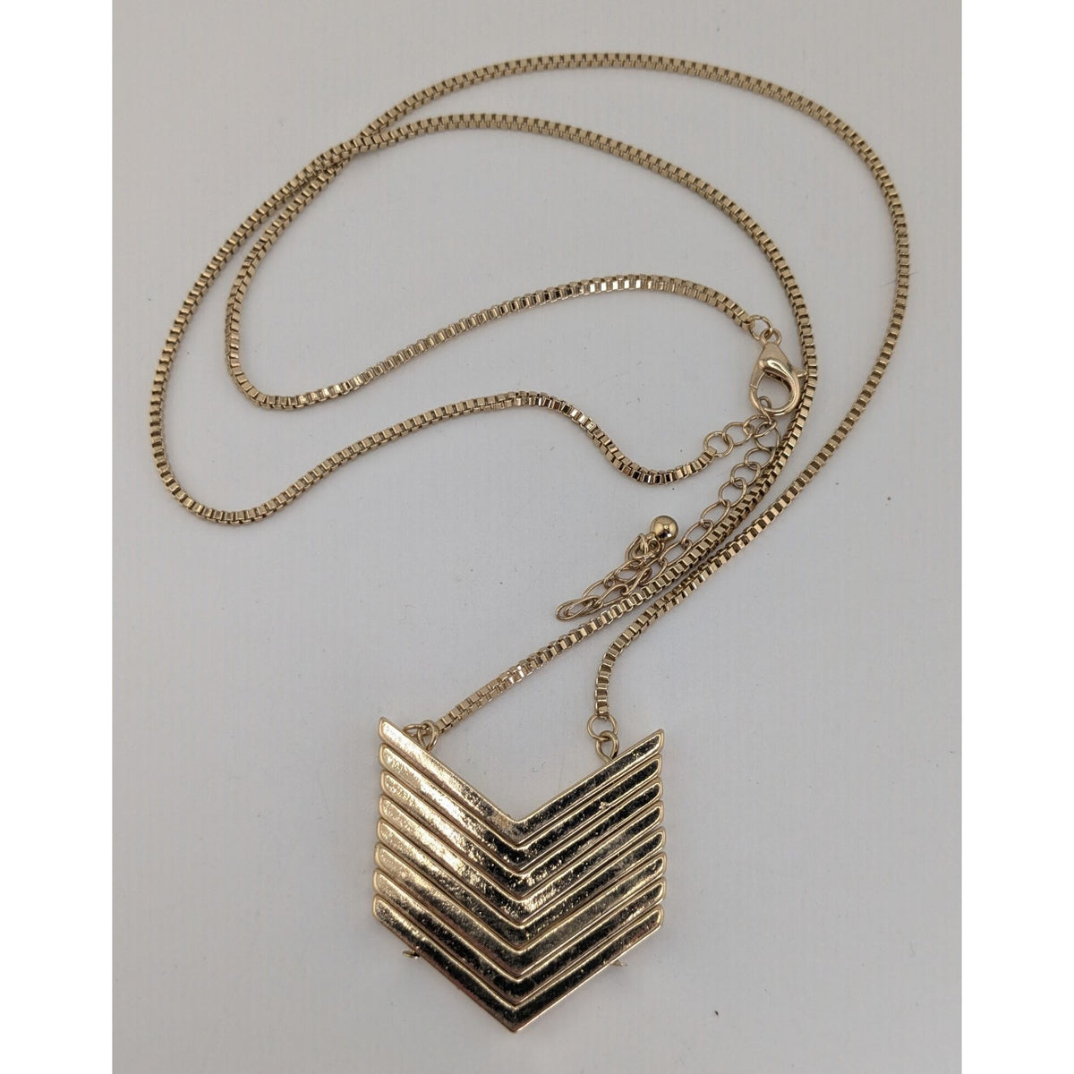 Glam Geometric Metal Gold Chevron Pendant Necklace 27 Inch Like New