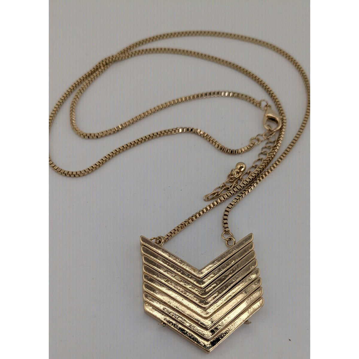 Glam Geometric Metal Gold Chevron Pendant Necklace 27 Inch Like New