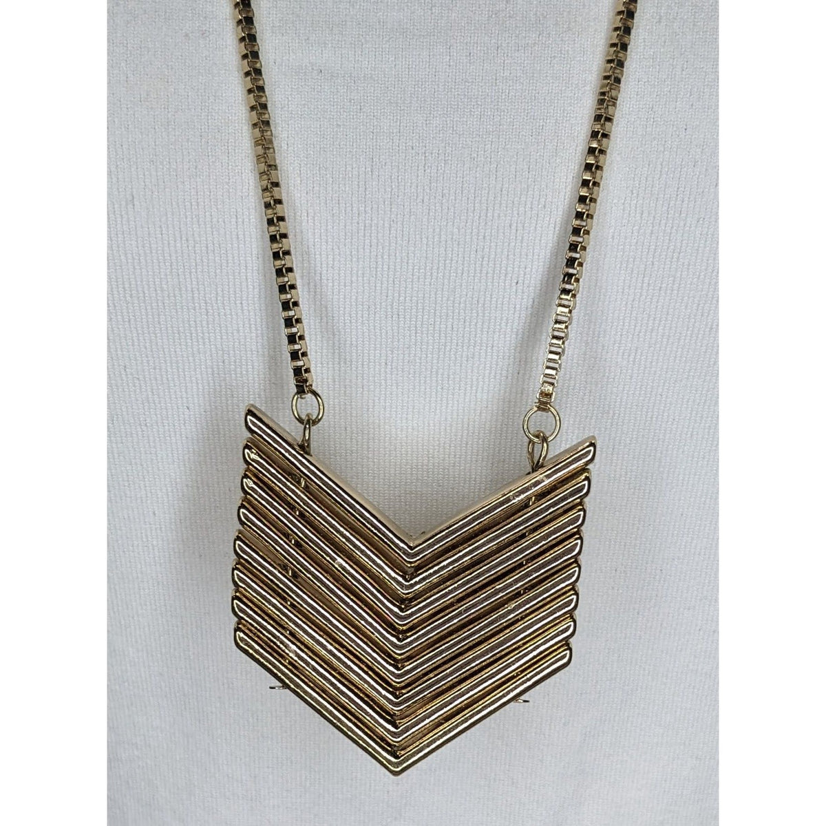 Glam Geometric Metal Gold Chevron Pendant Necklace 27 Inch Like New