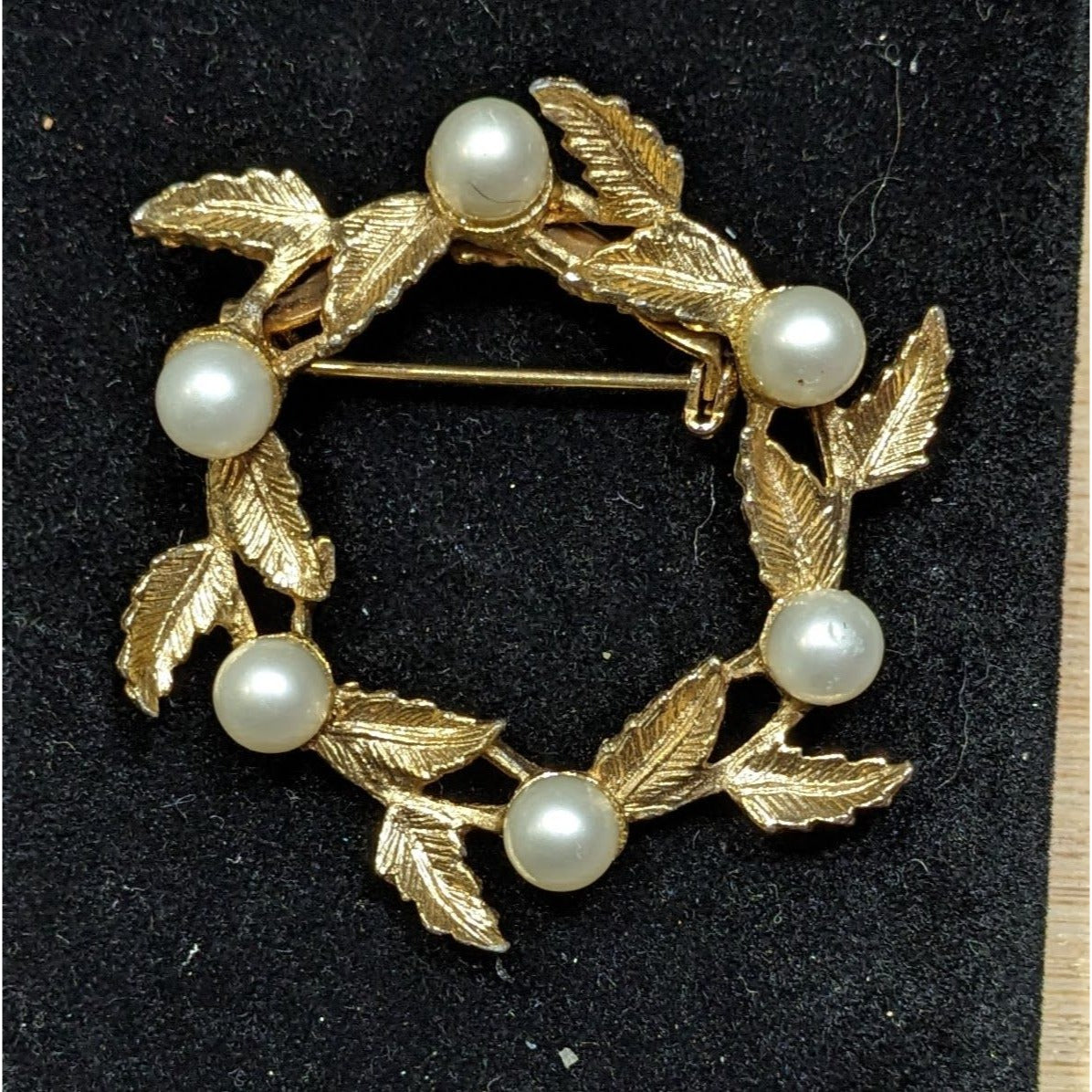 Vintage DFA Dubarry Fifth Avenue Gold Tone Leaf Wreath Brooch With Faux Pearls