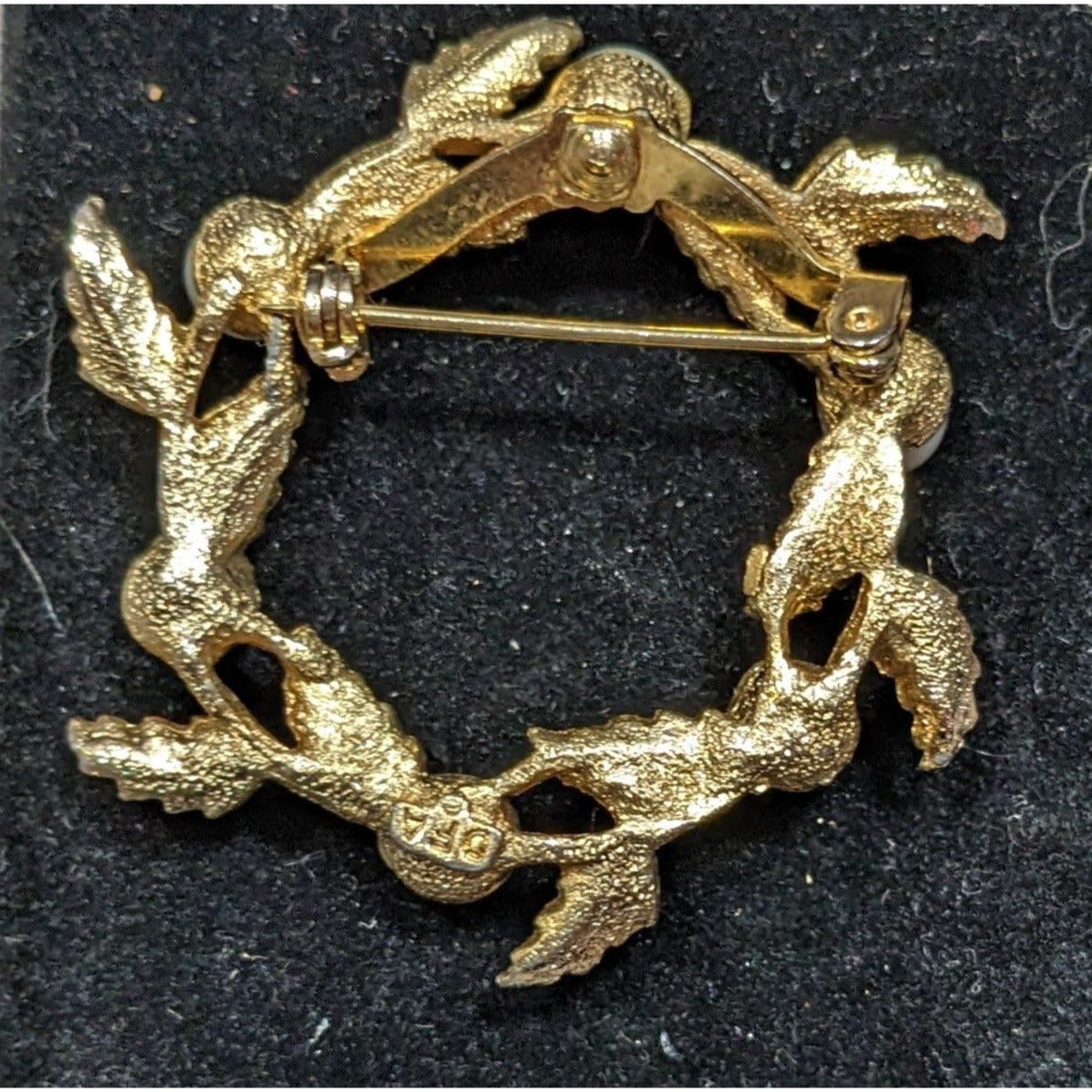 Vintage DFA Dubarry Fifth Avenue Gold Tone Leaf Wreath Brooch With Faux Pearls