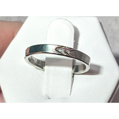 Simple Silver Tone Arrow Pattern Stamped Ring Size 6 1/2