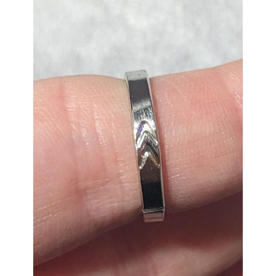 Simple Silver Tone Arrow Pattern Stamped Ring Size 6 1/2