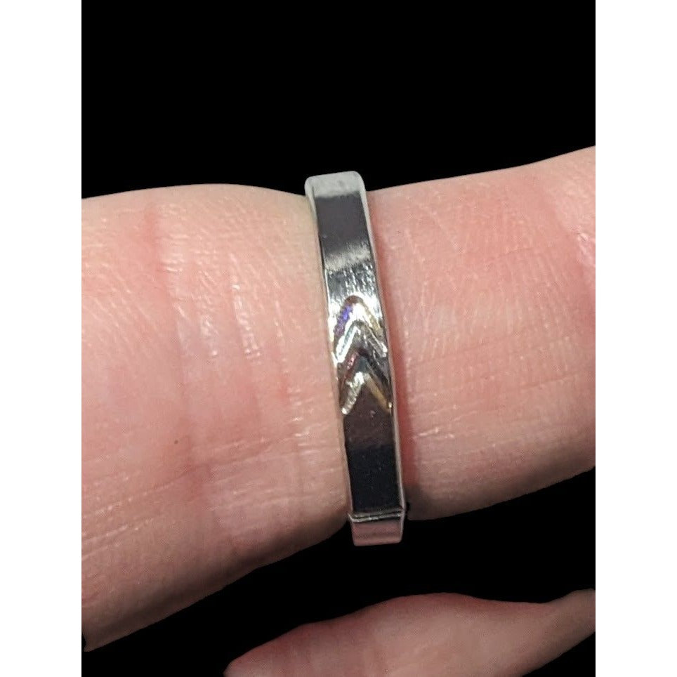 Simple Silver Tone Arrow Pattern Stamped Ring Size 6 1/2