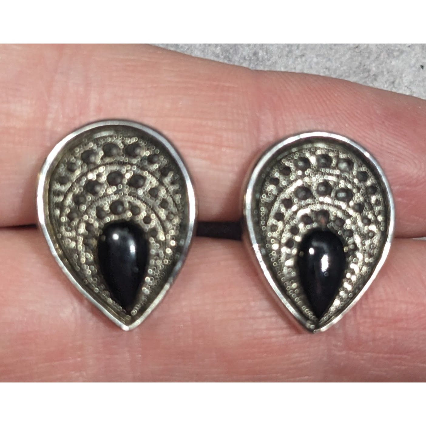 Vintage Bohemian Stile Teardrop Silver Tone And Black Cufflinks