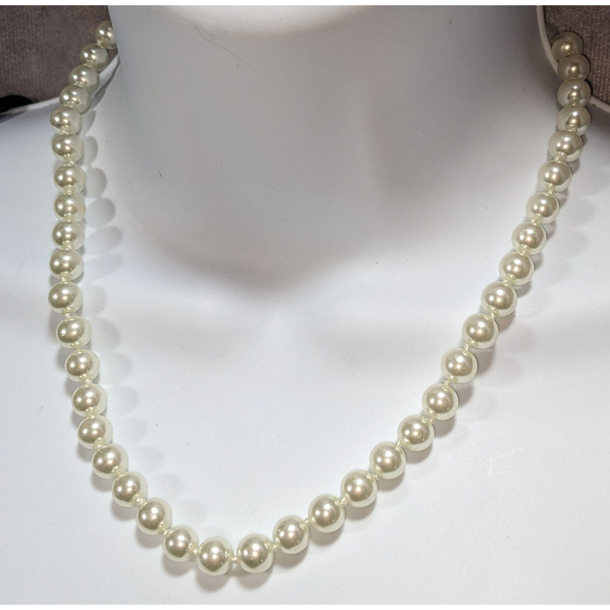 Vintage Classic Glass Pearl Cream Single Strand Necklace 18 Inch Like New
