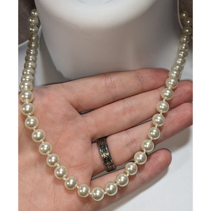 Vintage Classic Glass Pearl Cream Single Strand Necklace 18 Inch Like New