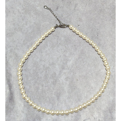SU Vintage Faux Pearl Necklace