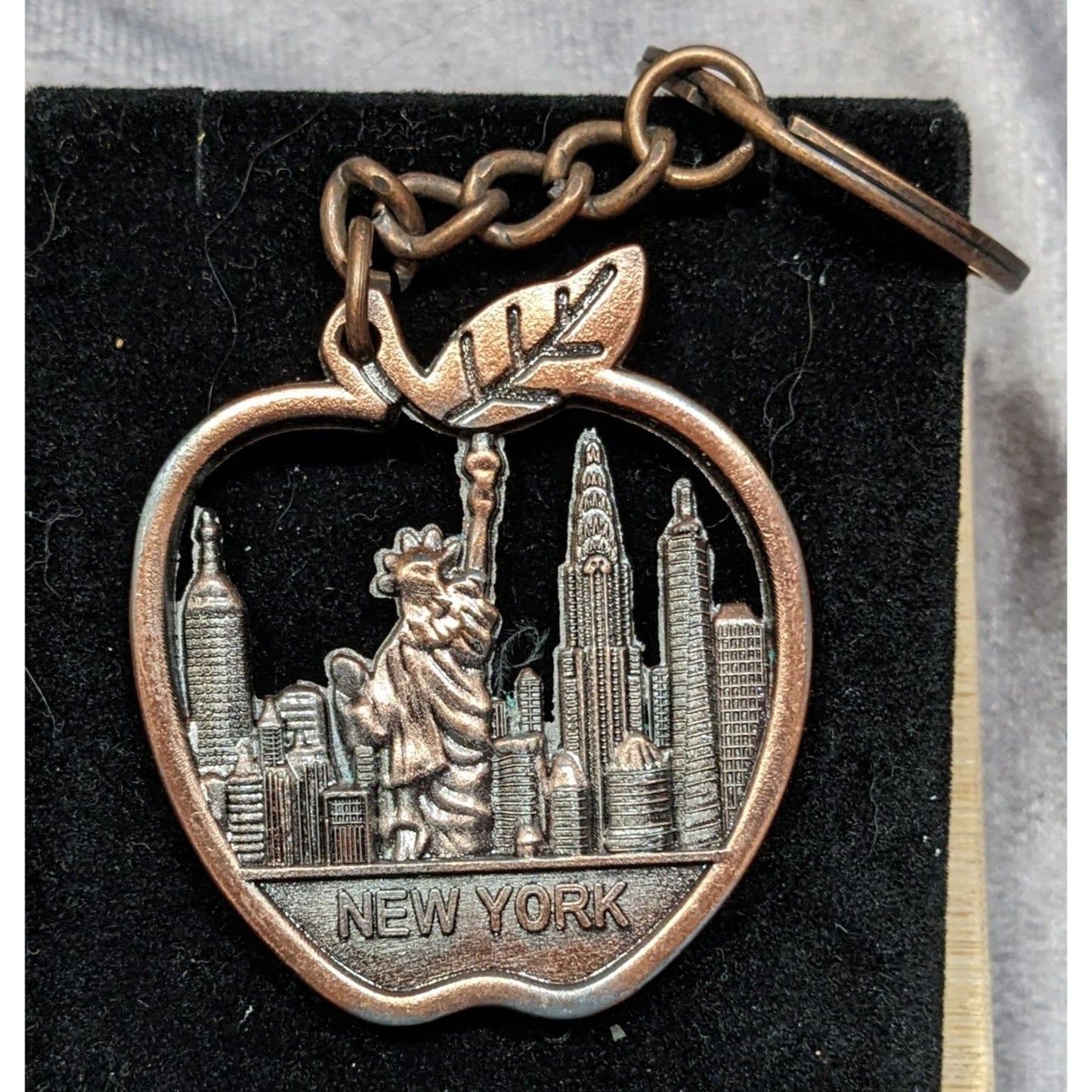 Retro NYC New York Apple Souvenir Keychain Statue of Liberty Skyline