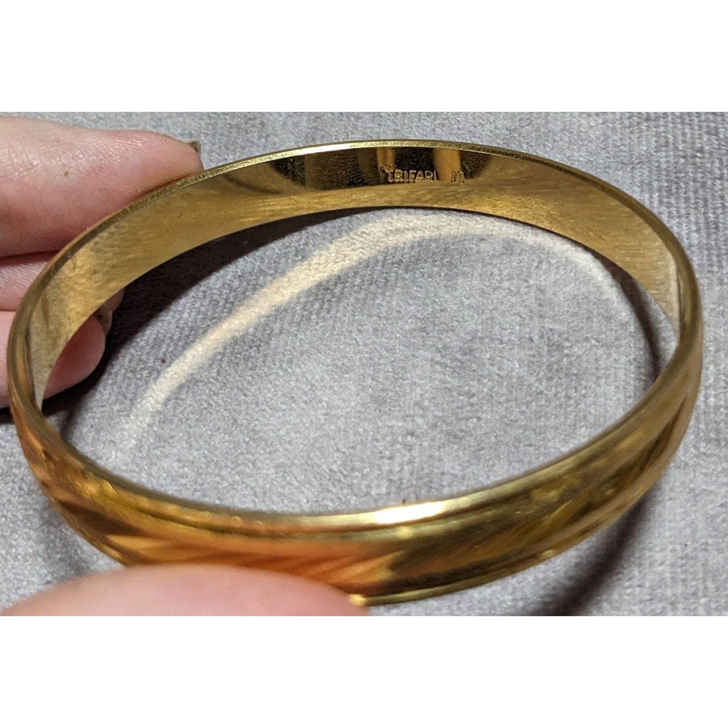 Vintage Classic Luxe Trifari Gold Tone Engraved Hinged Bangle Bracelet