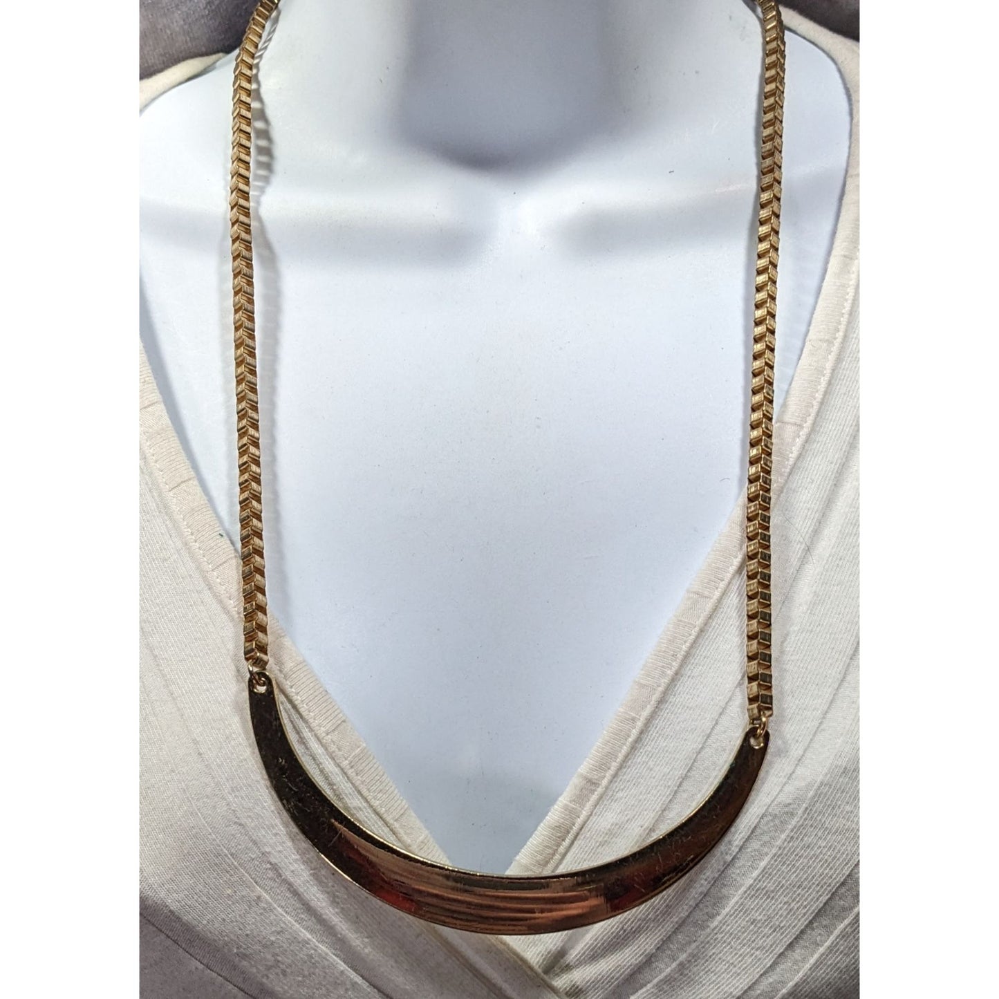 Retro Glam Box Chain Curved Plate Gold Tone Pendant Necklace