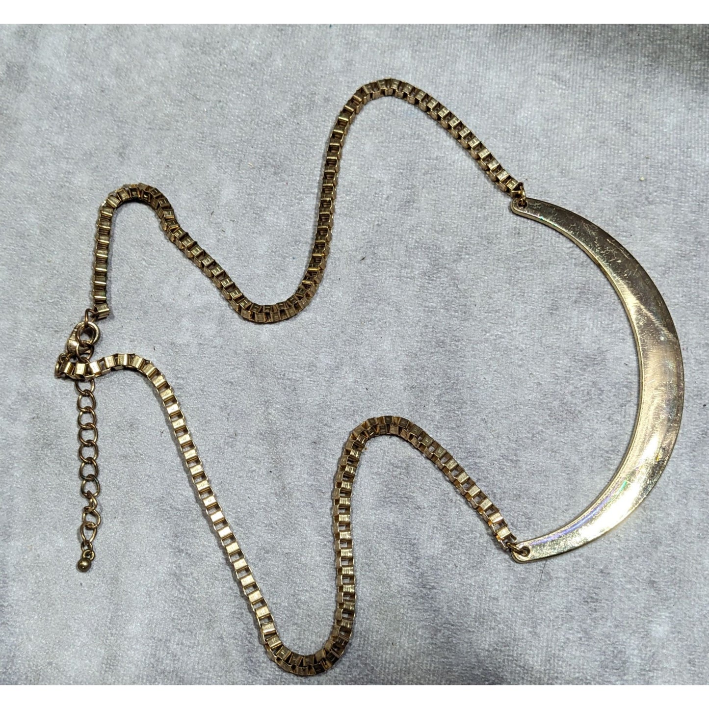 Retro Glam Box Chain Curved Plate Gold Tone Pendant Necklace