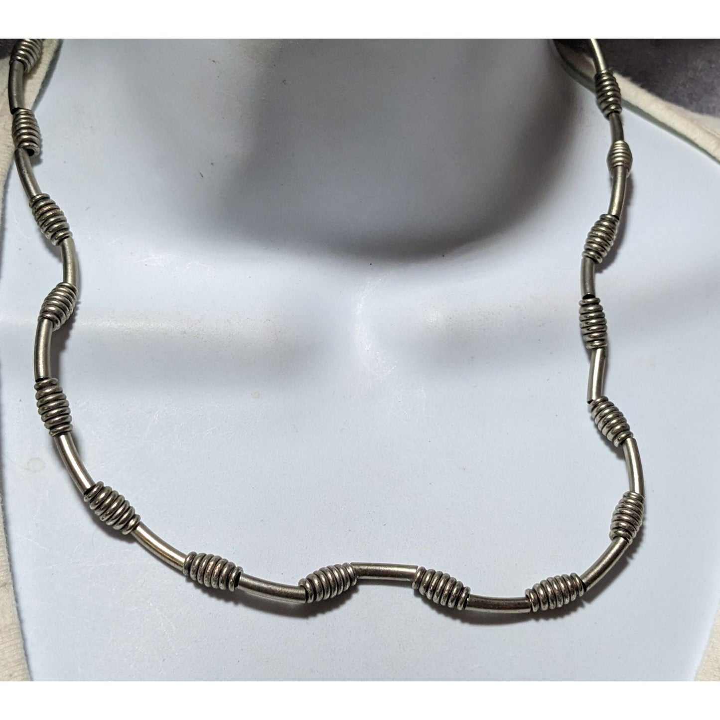 Silver 90s Corrugated Beaded Casual Necklace