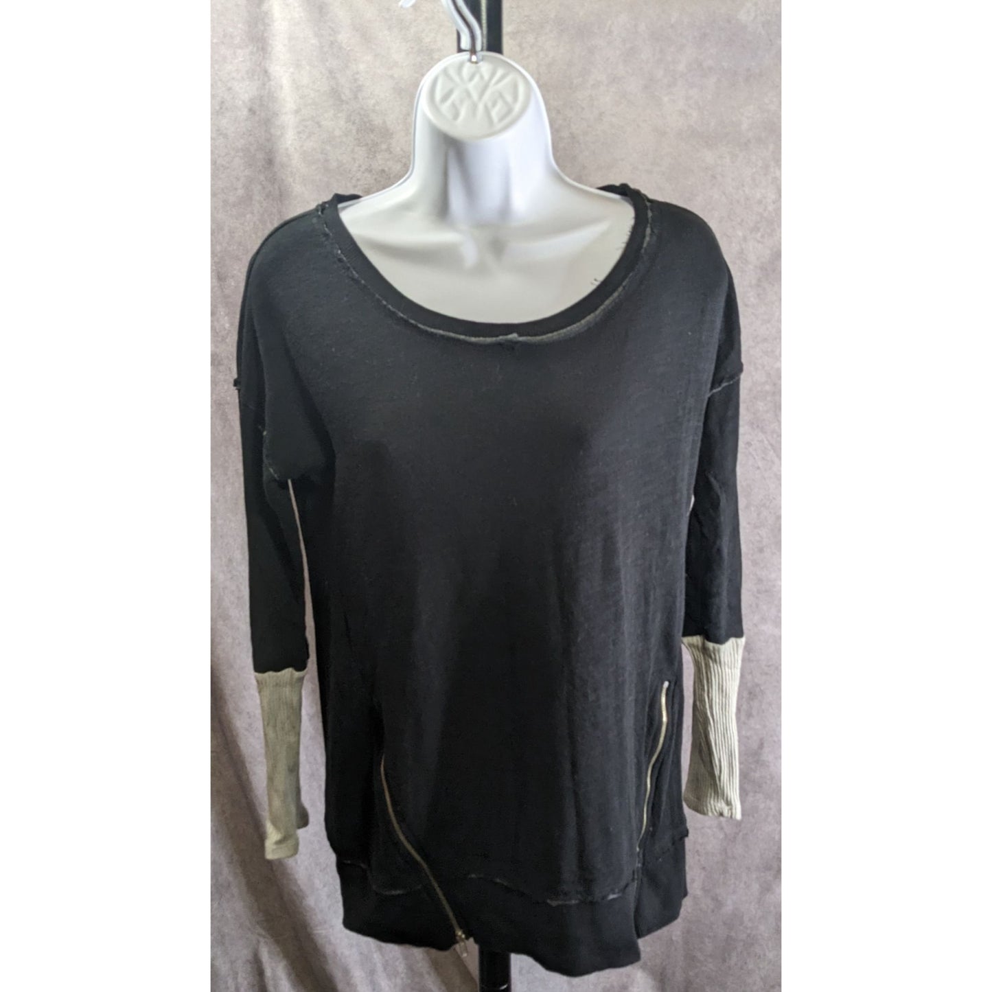 Americanable Black Grunge Top With Distressed Hem & Grey Ribbed Sleeves Side Zippers Made In USA Size Small