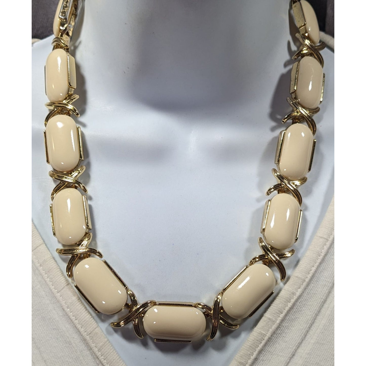 Talbots Preppy Elegant Cream And Gold Tone Statement Necklace