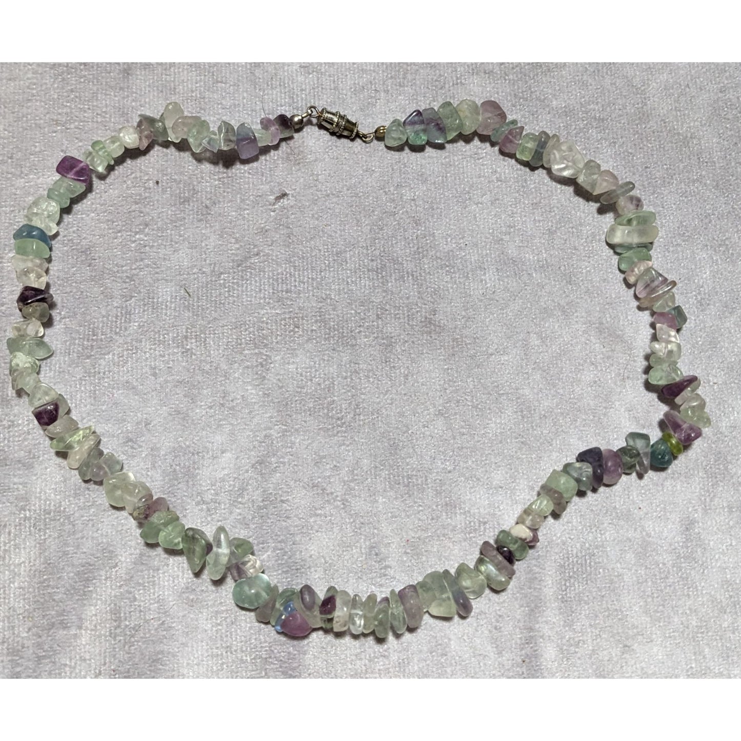 Gemstone chip neckalce.