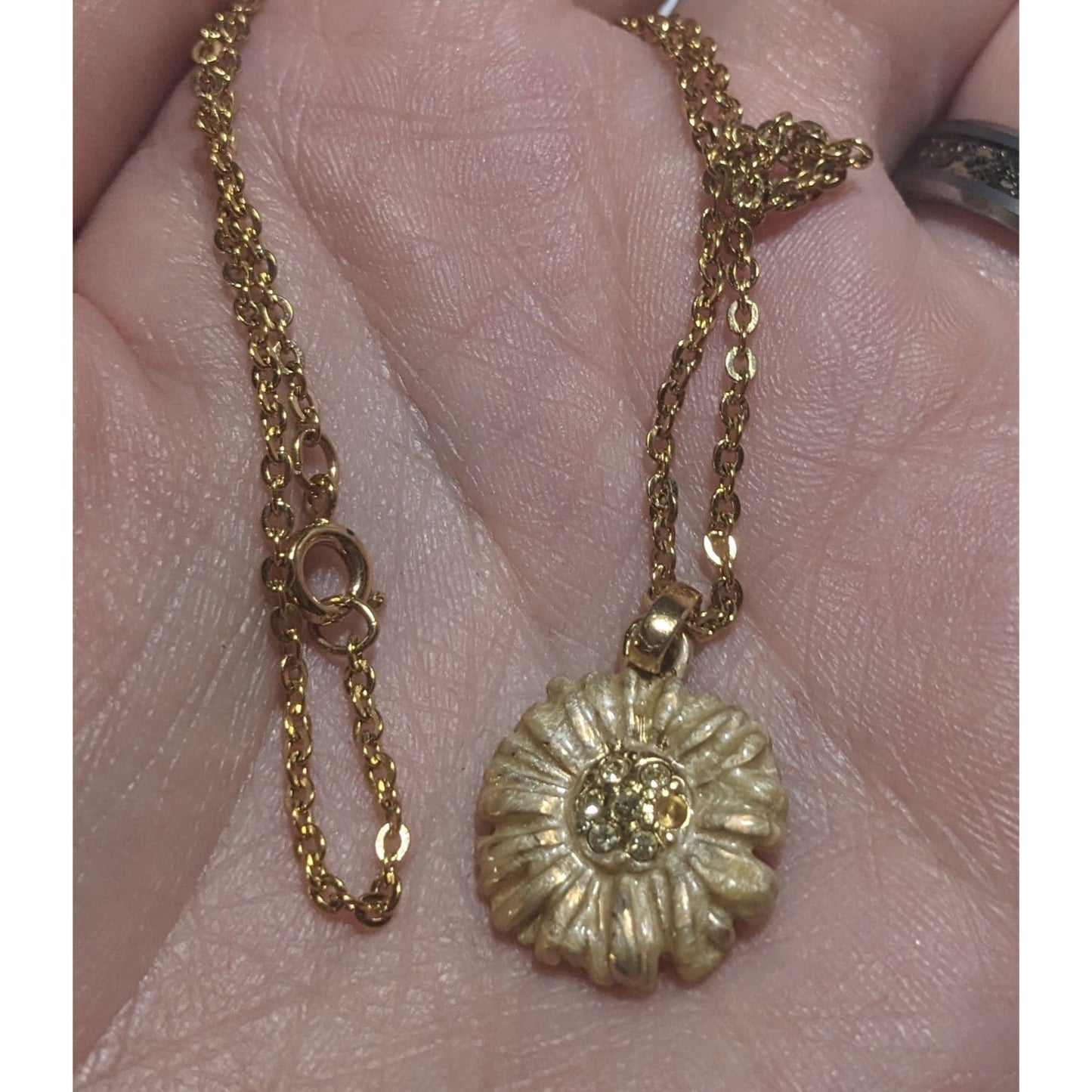 Gold Daisy Pendant Necklace