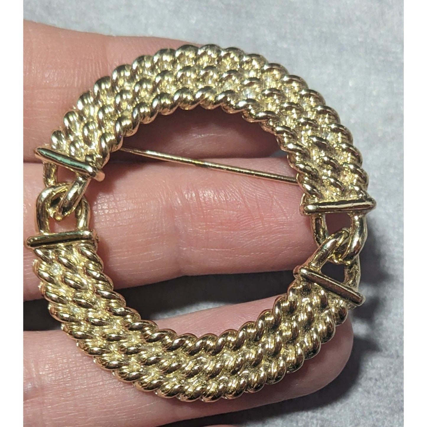 Vintage Textured Articulated Gold Tone Braided Wreath Brooch