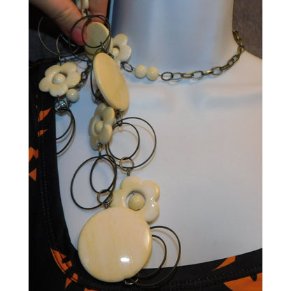 Retro Hippie Chunky White Floral Necklace