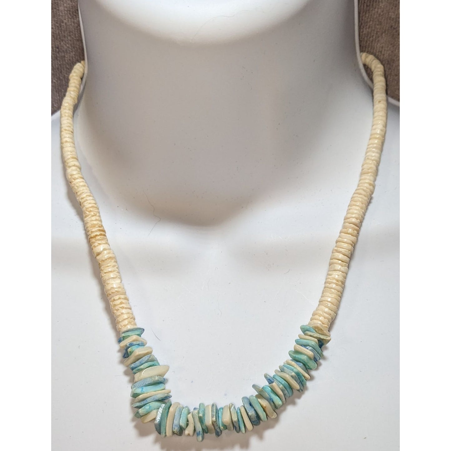 Vintage 90s Beachy Blue And White Shell Chip Beaded Necklace