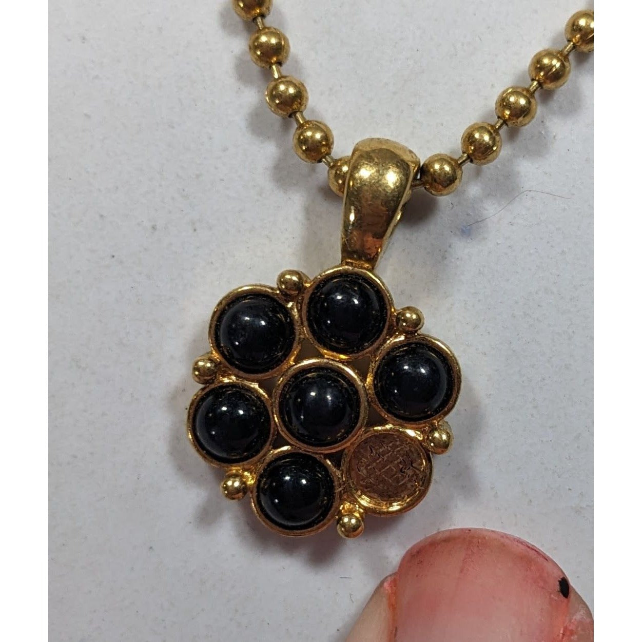 Elegant Retro Black And Gold Tone Flower Pendant Necklace