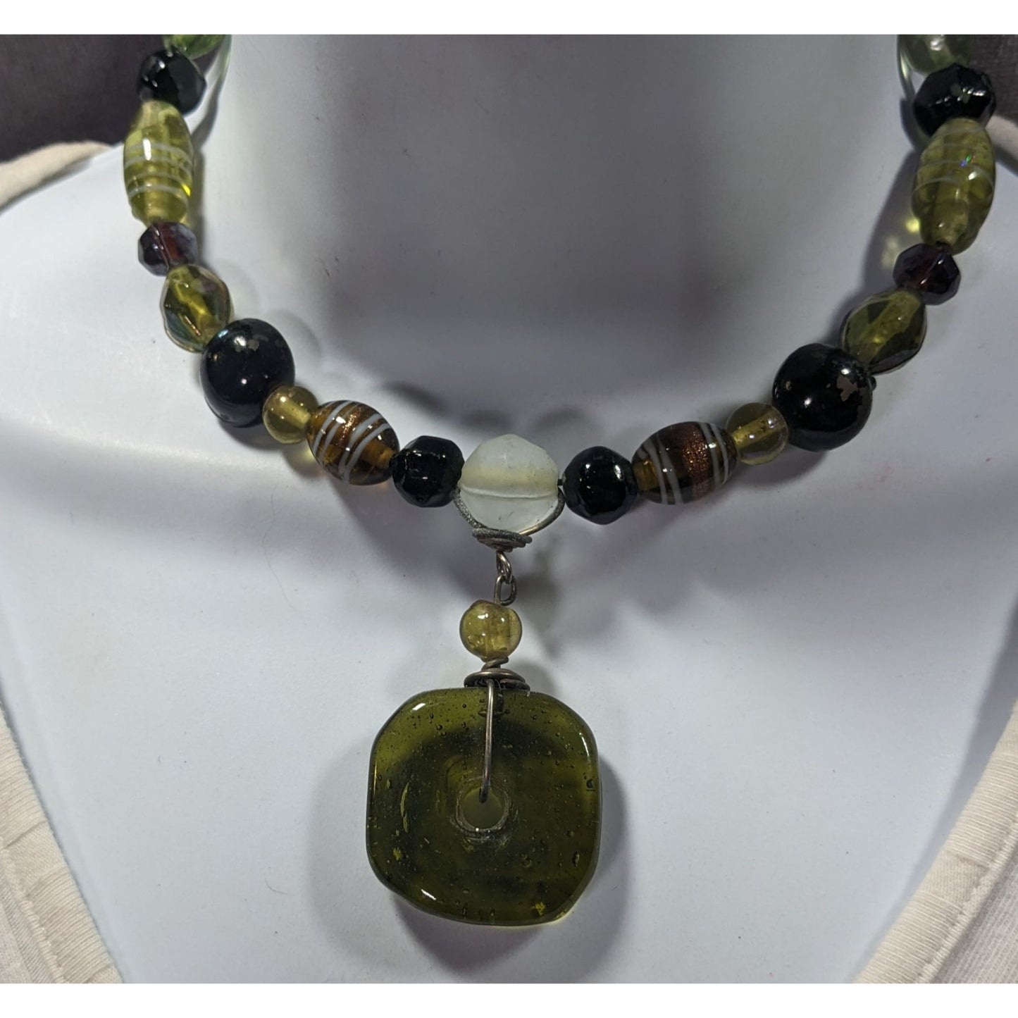 Chunky Retro Green Glass Beaded Coil Necklace
