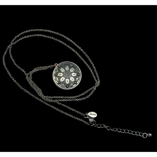 Bohemian Vintage Y2K AEO Floral Engraved Silver Tone Pendant Necklace