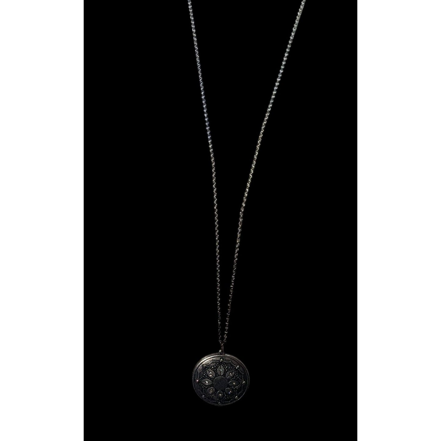 Bohemian Vintage Y2K AEO Floral Engraved Silver Tone Pendant Necklace