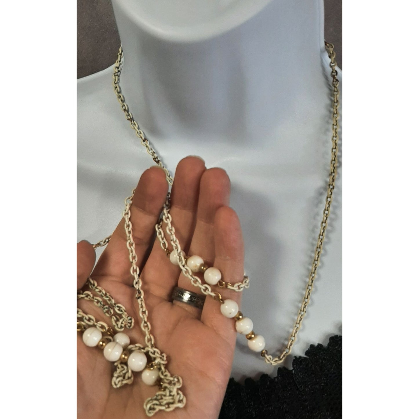 Vintage Retro White Beaded Chain Necklace With Gold Tone Accents