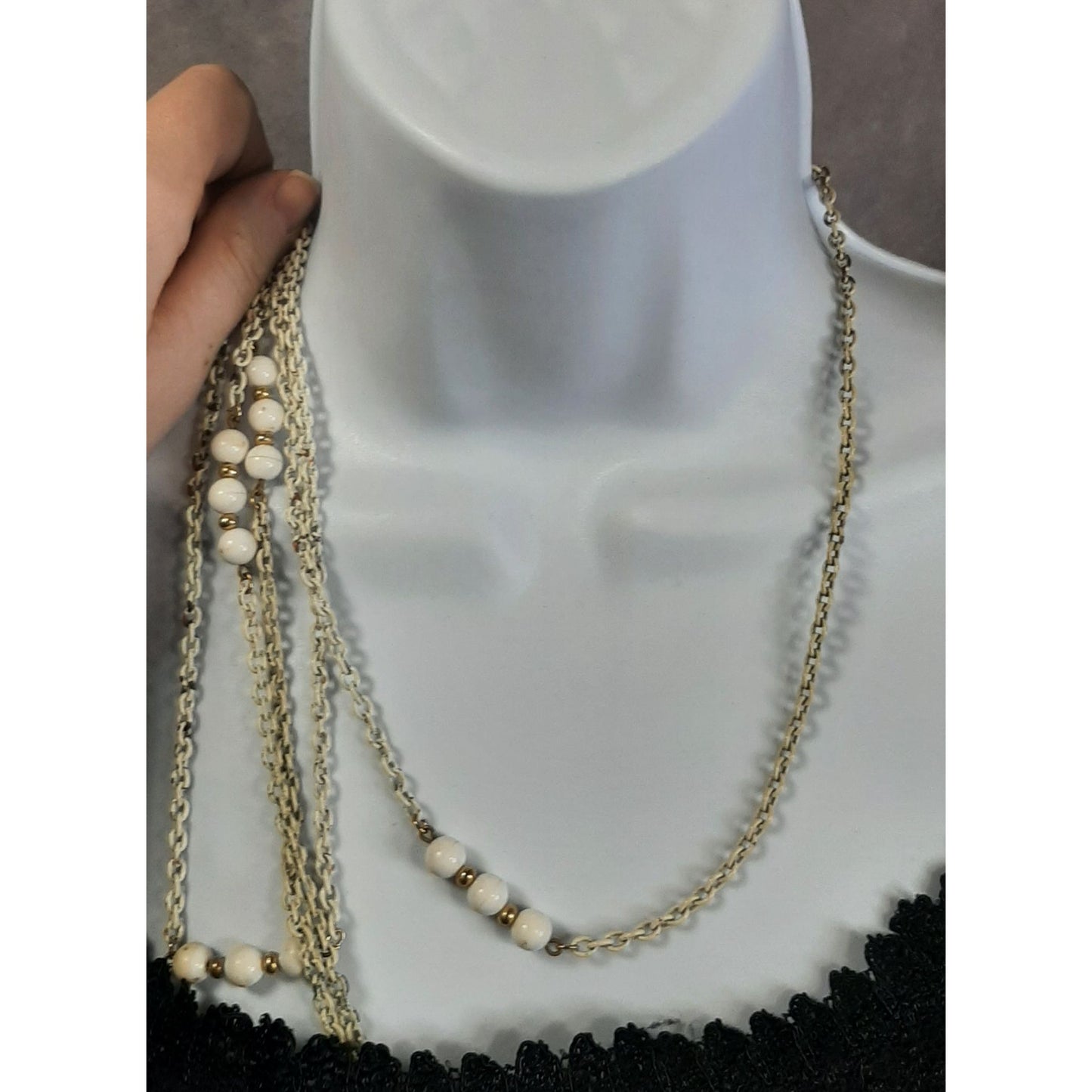 Vintage Retro White Beaded Chain Necklace With Gold Tone Accents