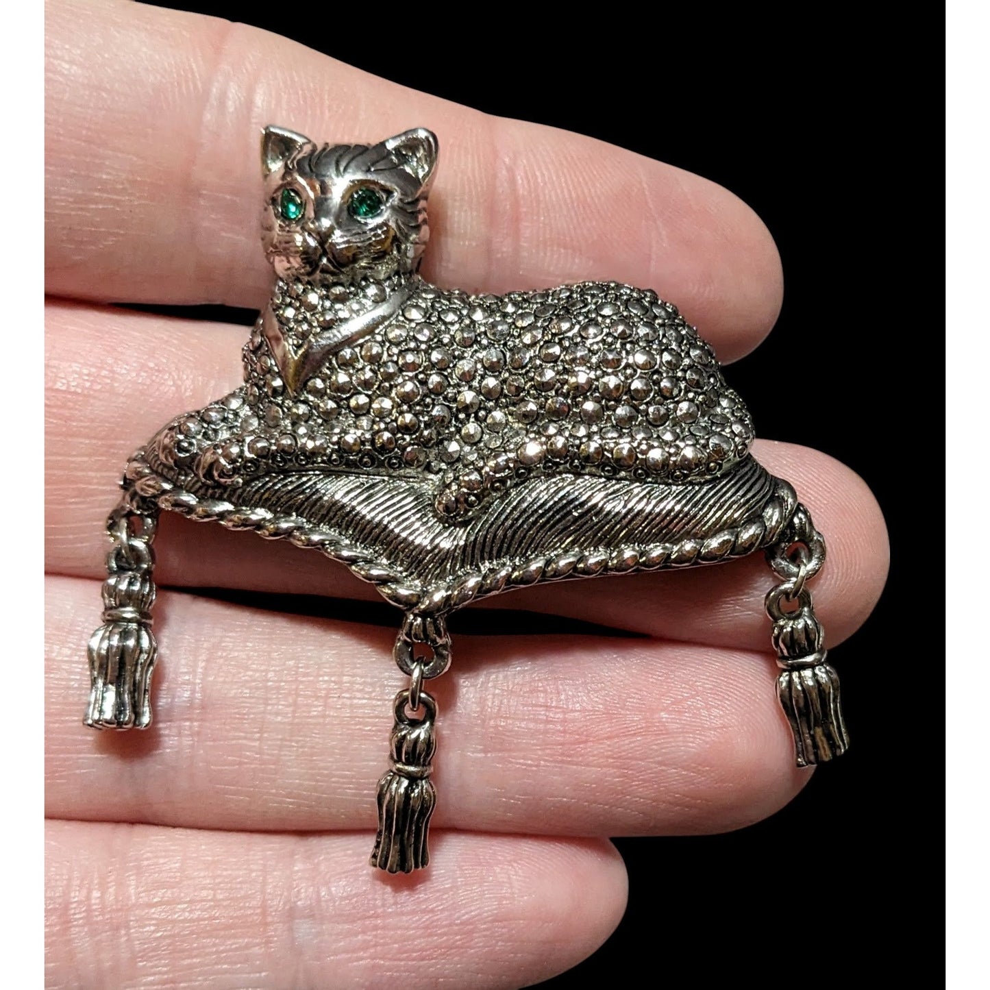 Vintage 90s Silver Tone Cat On A Pillow Brooch