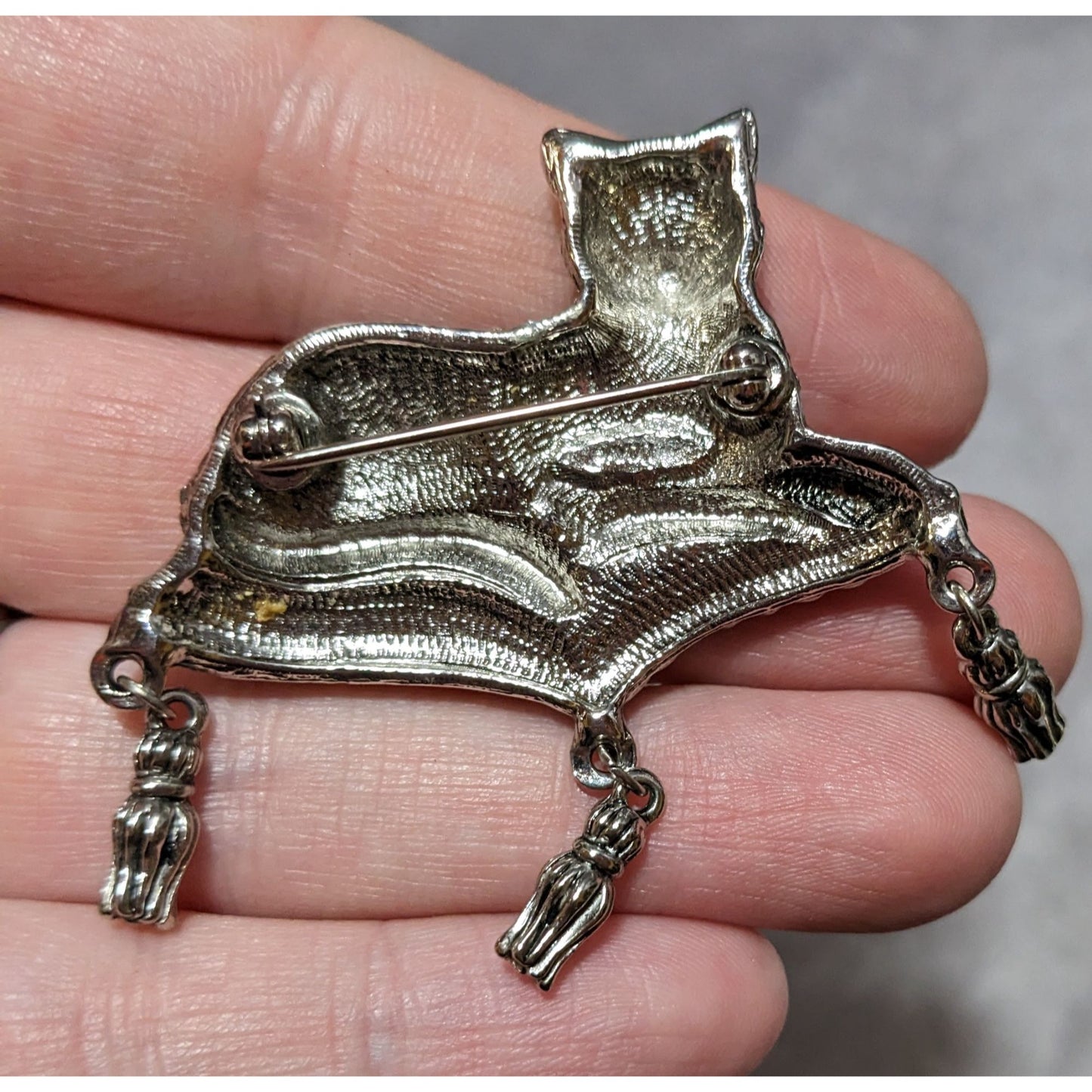 Vintage 90s Silver Tone Cat On A Pillow Brooch