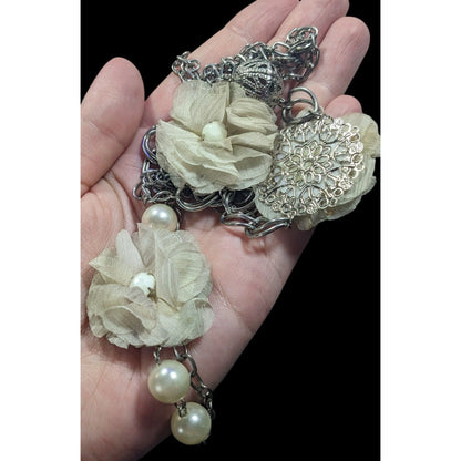 Retro Fairycore White Flower And Faux Pearl Necklace With Silver Tone Chain