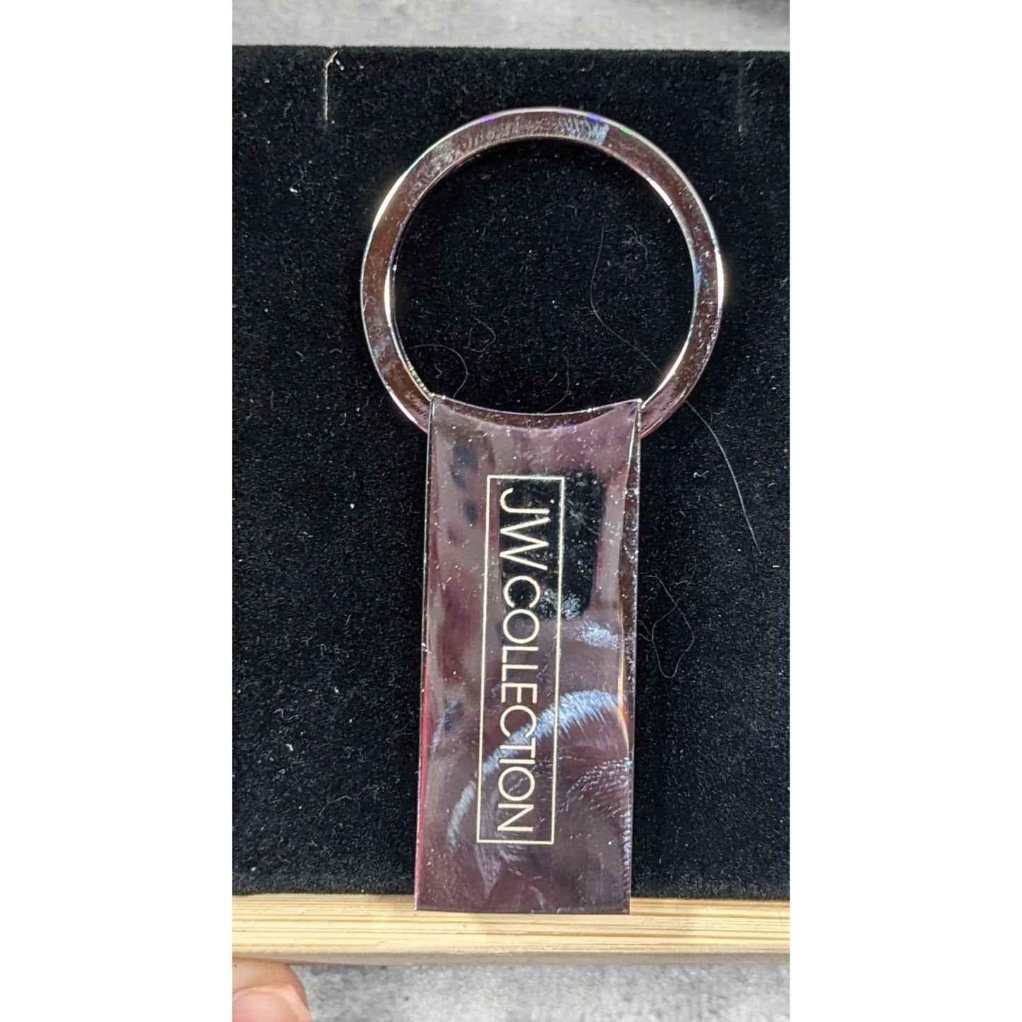 JW Collection Sleek Bright Silver Tone Keychain